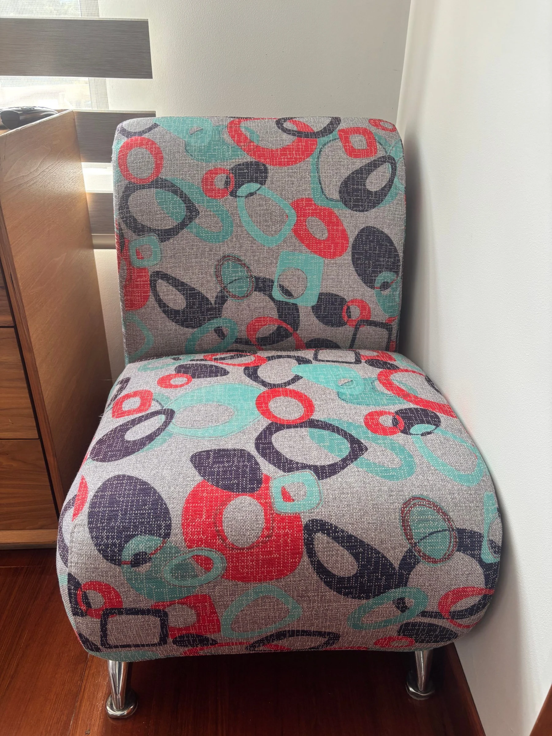 Venta de mesas y sillas en Usaquén, Bogotá: Elegante y confortable Poltrona tapizada en tela estampada moderna, con patas cromadas — Colombia Move