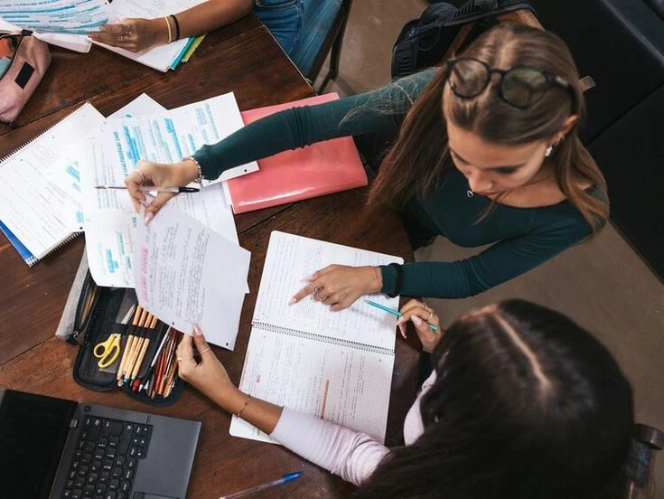 Servicio en Bogotá: Clases, Tutorias, asistencia escolar y universitaria para Ingles - todas las edades — Colombia Move
