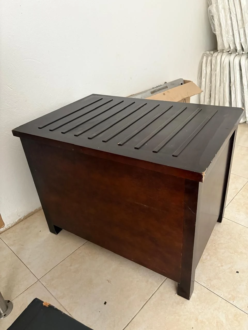Venta de sofás y salas en Cartagena: Baúl de madera oscura en venta — Colombia Move