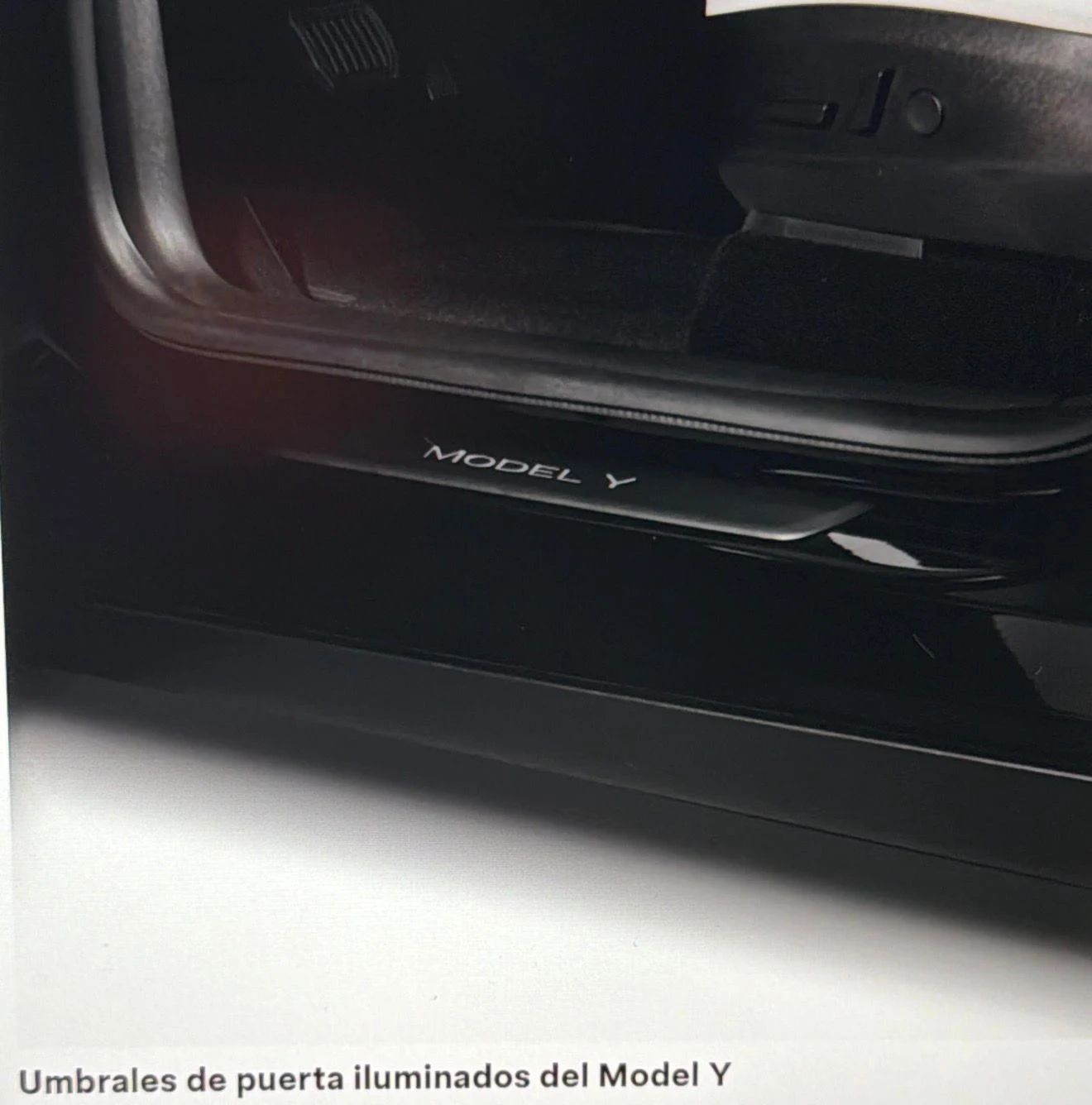UMBRALES DE PUERTA ILUMINADOS TESLA MODEL Y