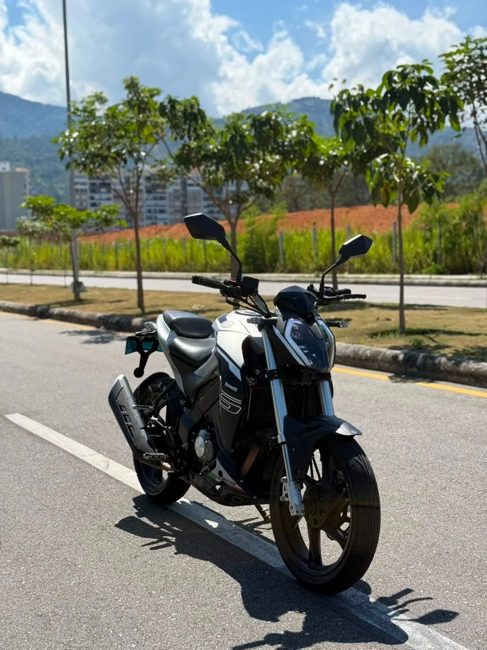 Venta de motos en Piedecuesta: Motocicleta Benelli gris — Colombia Move