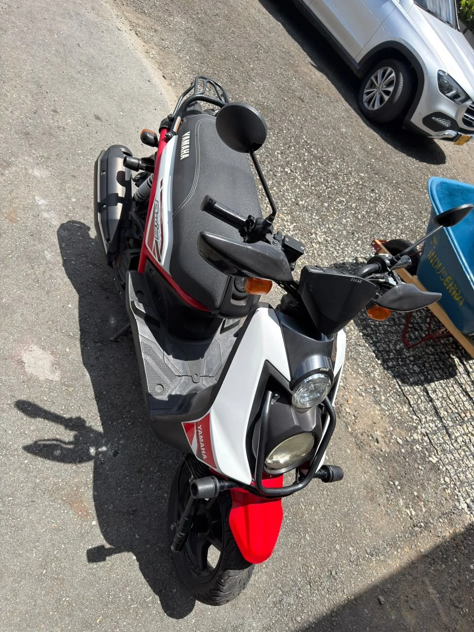 Venta de motos en Rionegro, Antioquia: Moto scooter Yamaha BWS YW125 blanca y roja — Colombia Move