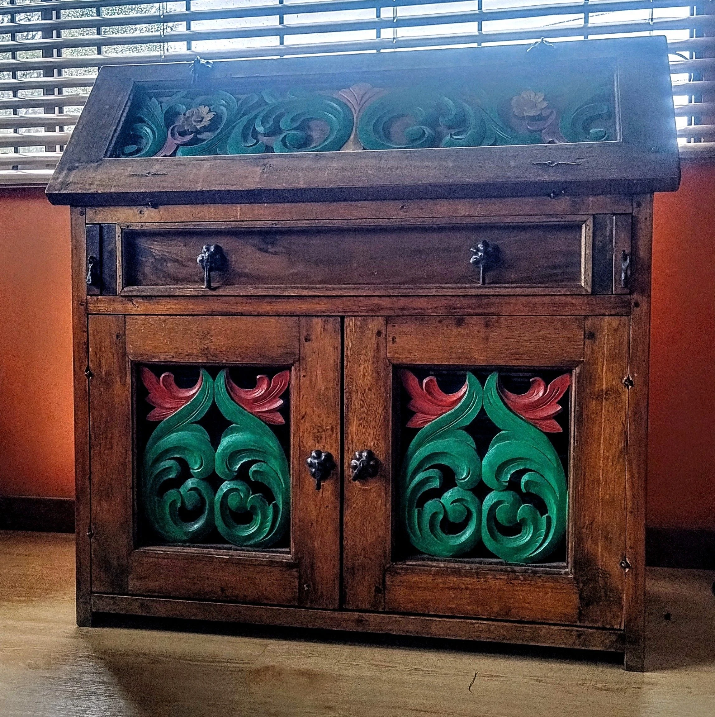 Venta de otro mueble en Bogotá: JUEGO DE HABITACIÓN EN MADERA RÚSTICA TALLADO Y PINTADO A MANO CON MOTIVOS FLORALES — Colombia Move