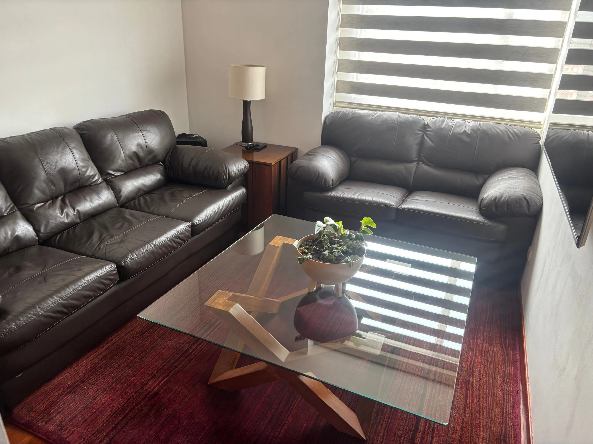 Venta de sofás y salas en Usaquén, Bogotá: Juego de Sala en cuero café: sofá de tres puestos más uno de dos (love seat) — Colombia Move