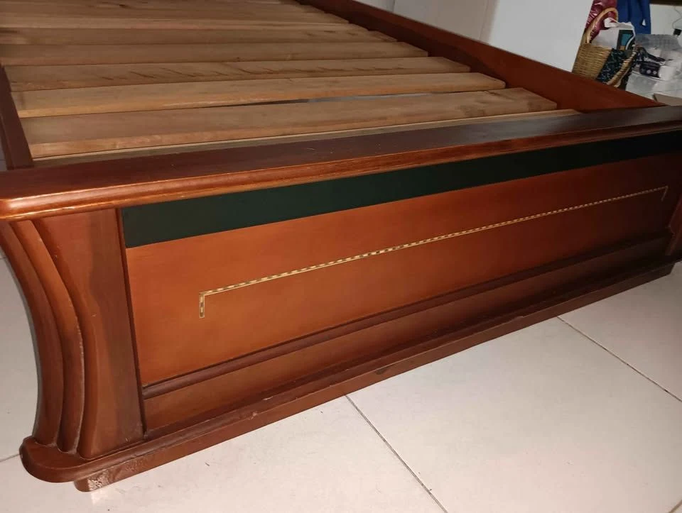 Venta de camas y colchones en Bogotá: Cama de madera, mesa de noche y mesa tocador — Colombia Move