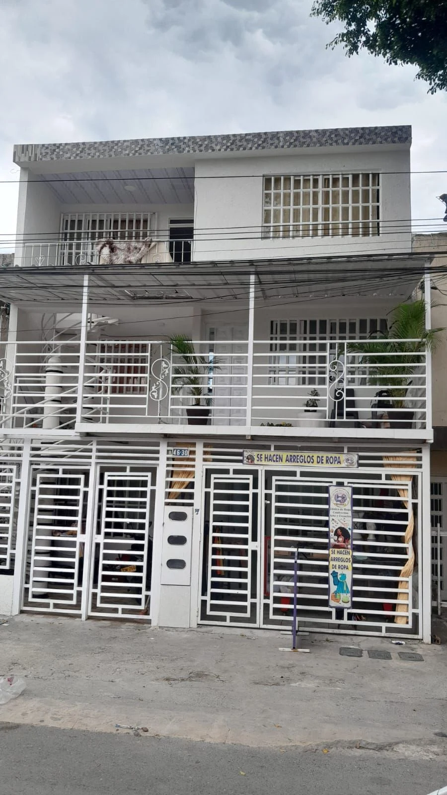 Venta de casa en Cali: Vendo Espectacular casa de tres pisos con dos apartamentos en cada piso. — Colombia Move