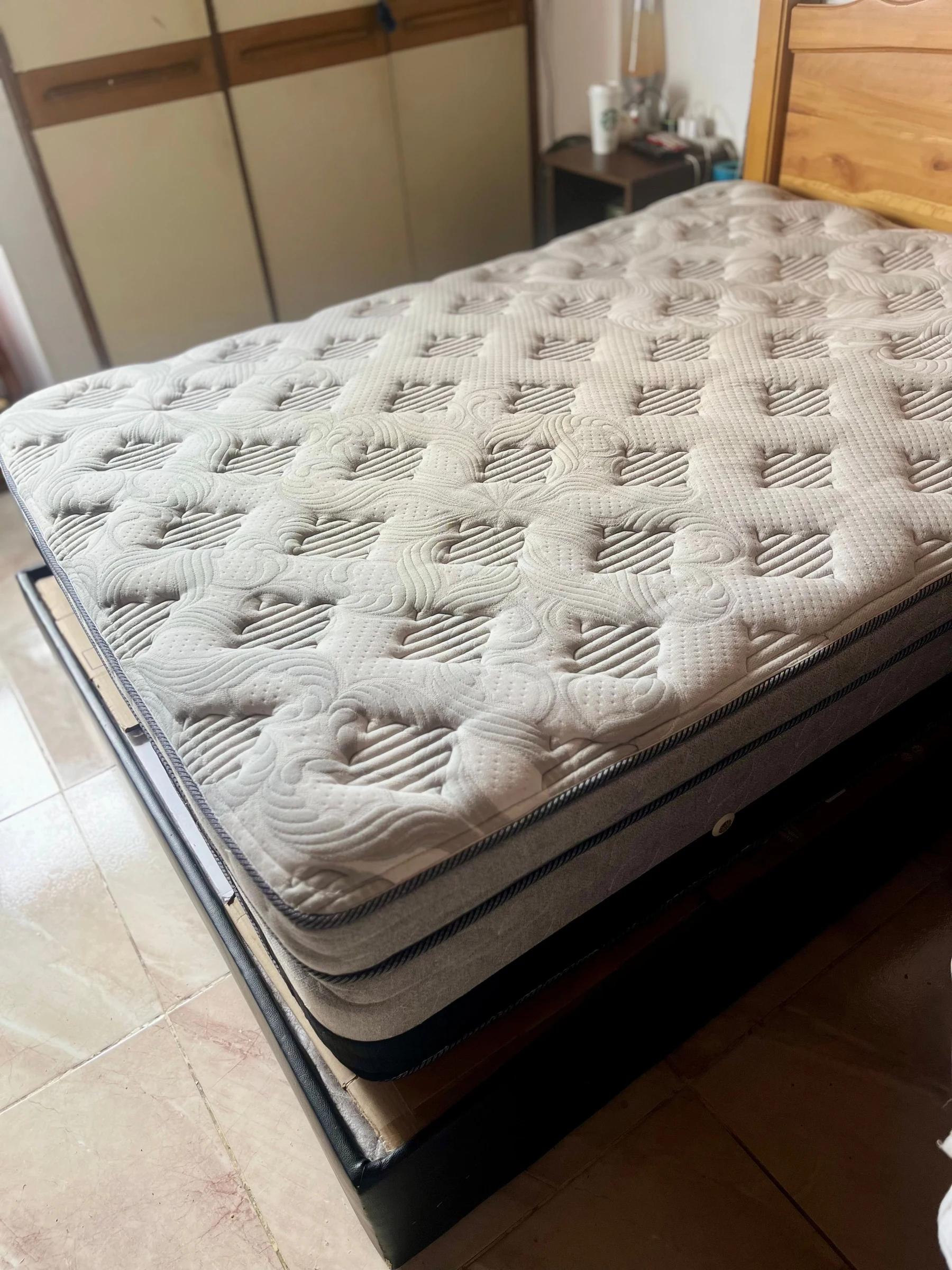 Venta de camas y colchones en Usaquén, Bogotá: Base cama con colchón usado El Dorado — Colombia Move