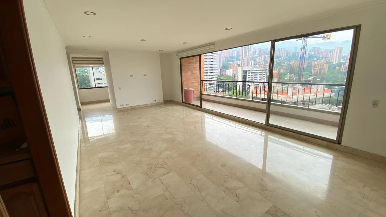 Venta de apartamento en El Poblado, Medellín: VENDO AMPLIO Y HERMOSO APARTAMENTO EN EL POBLADO LALINDE — Colombia Move