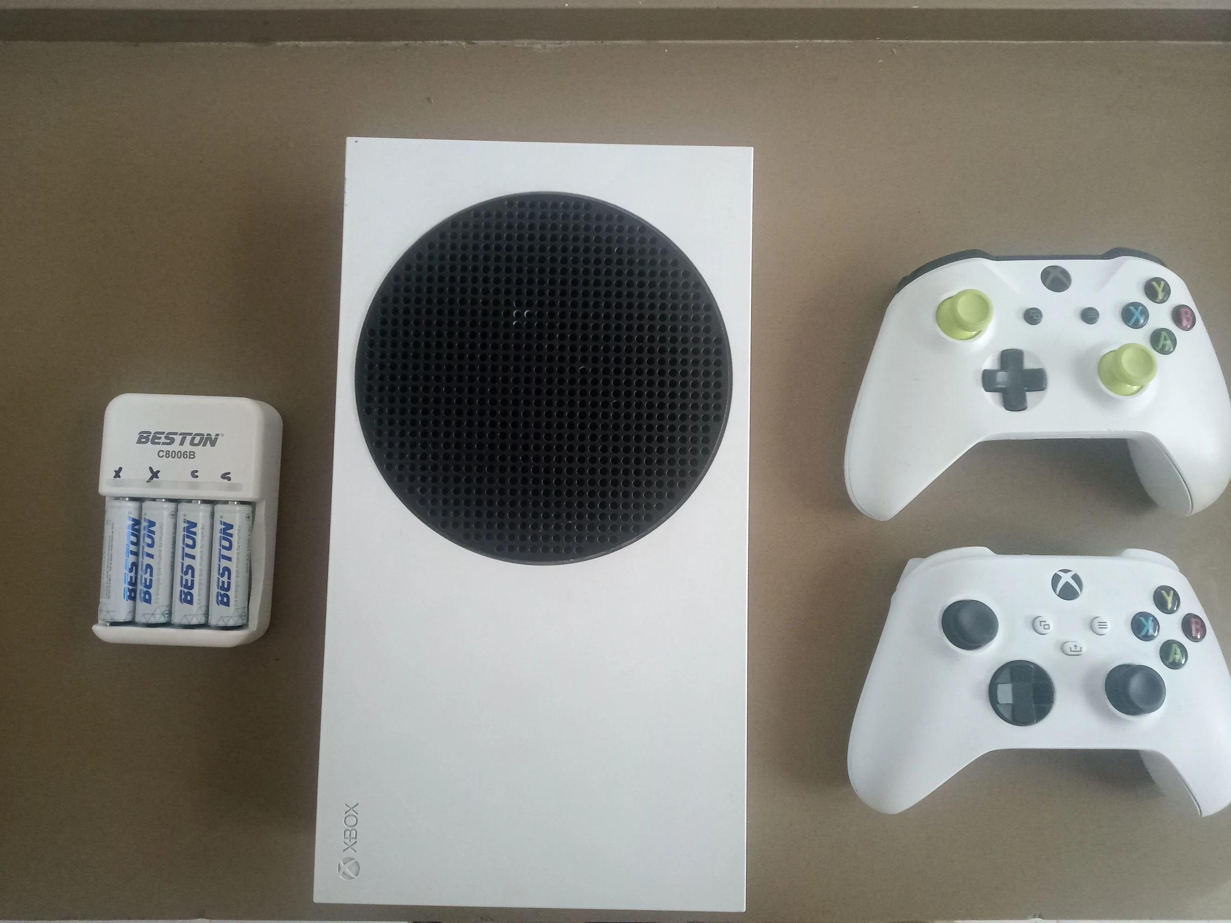 Consola Xbox Series S blanca con dos controles y cargador
