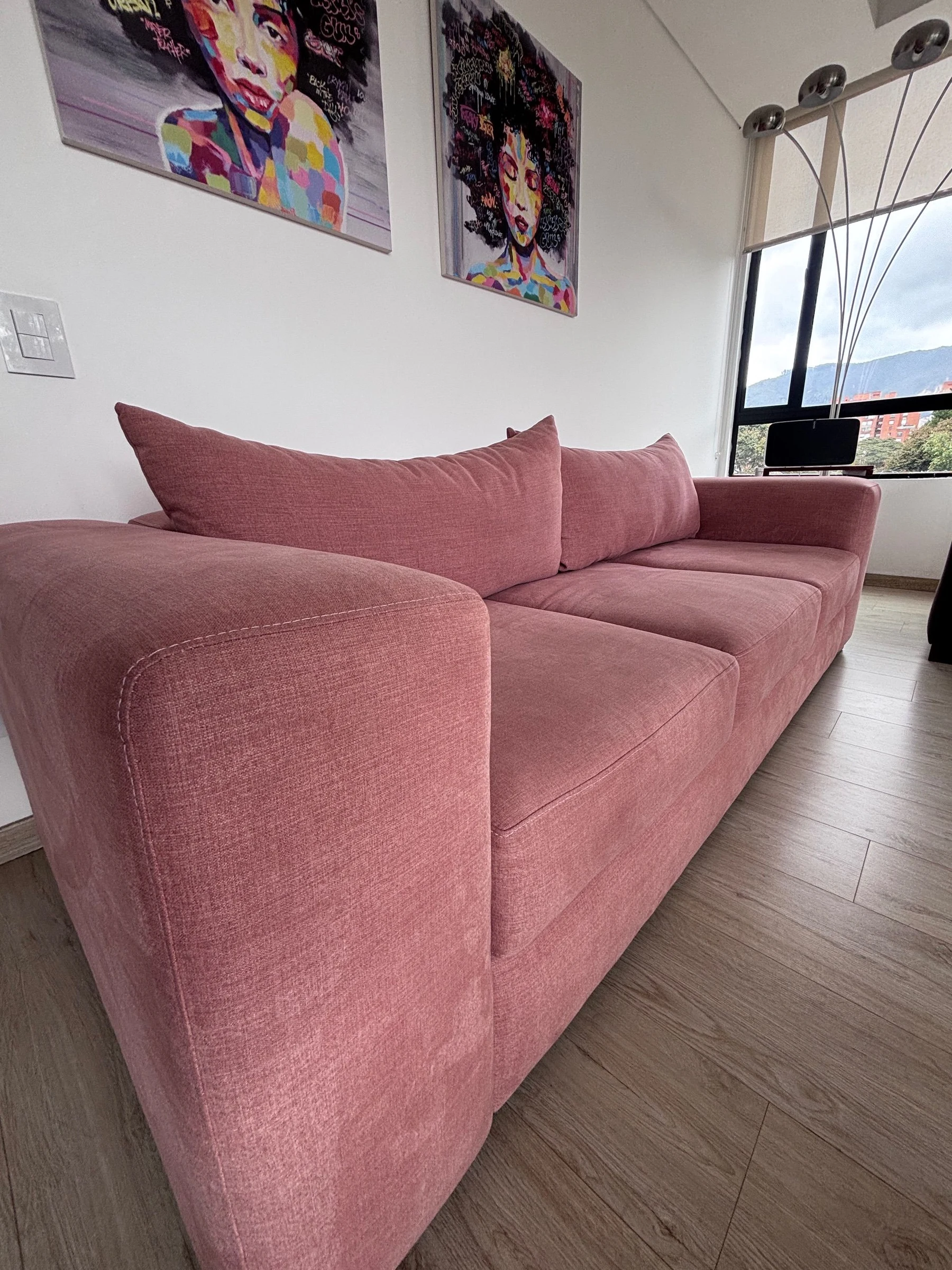 Venta de sofás y salas en Usaquén, Bogotá: Sofá rosa de tres puestos, 230 cm, en venta — Colombia Move