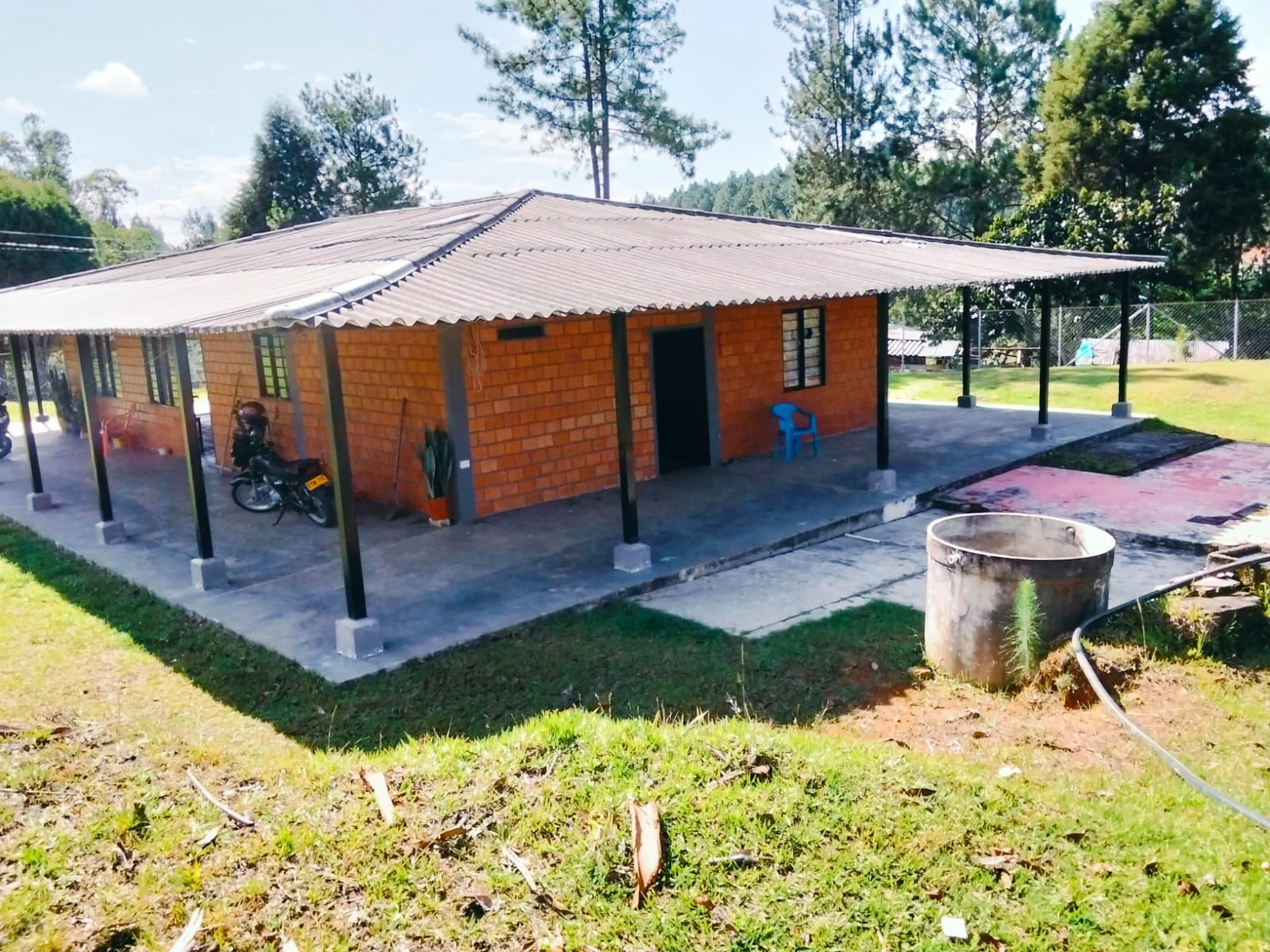 Casa campestre de un piso con amplio corredor y zona verde