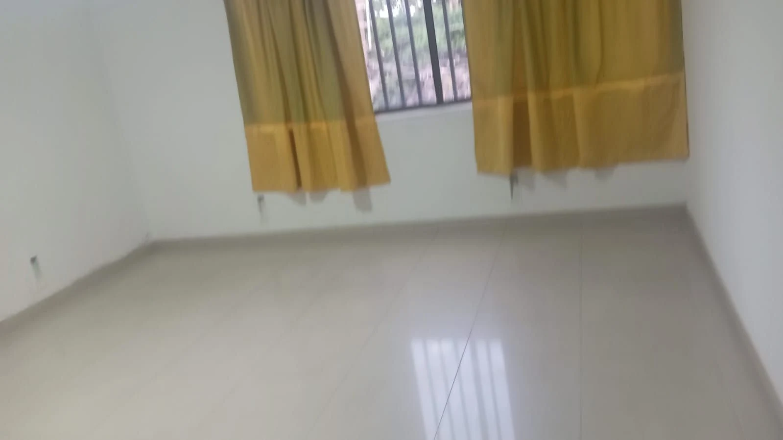 Apartastudio con cocina, baño y closet, piso en porcelanato