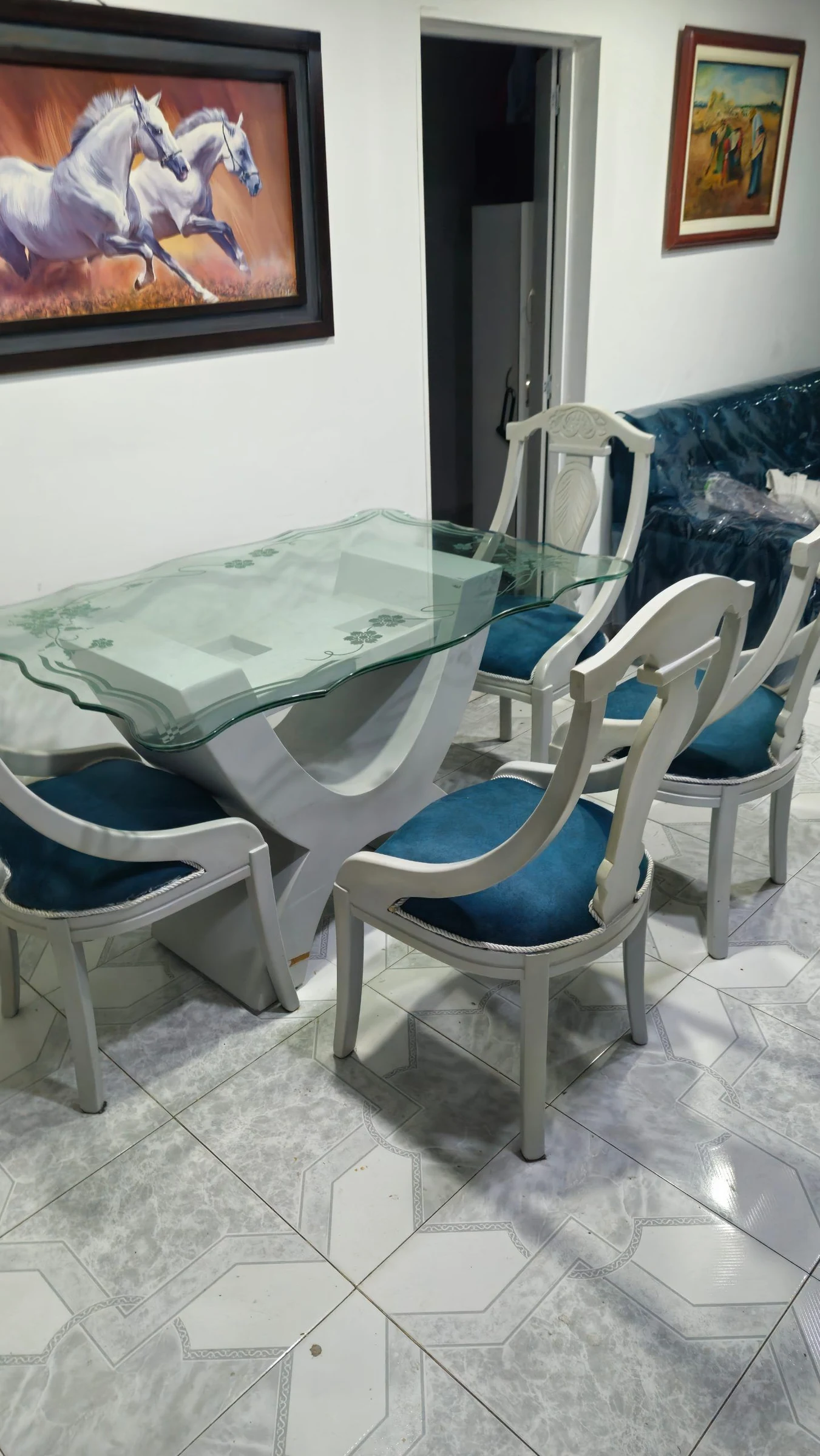 Sala comedor 4 puestos con juego de sala: sofa, 2 poltronas y mesa de vidrio.