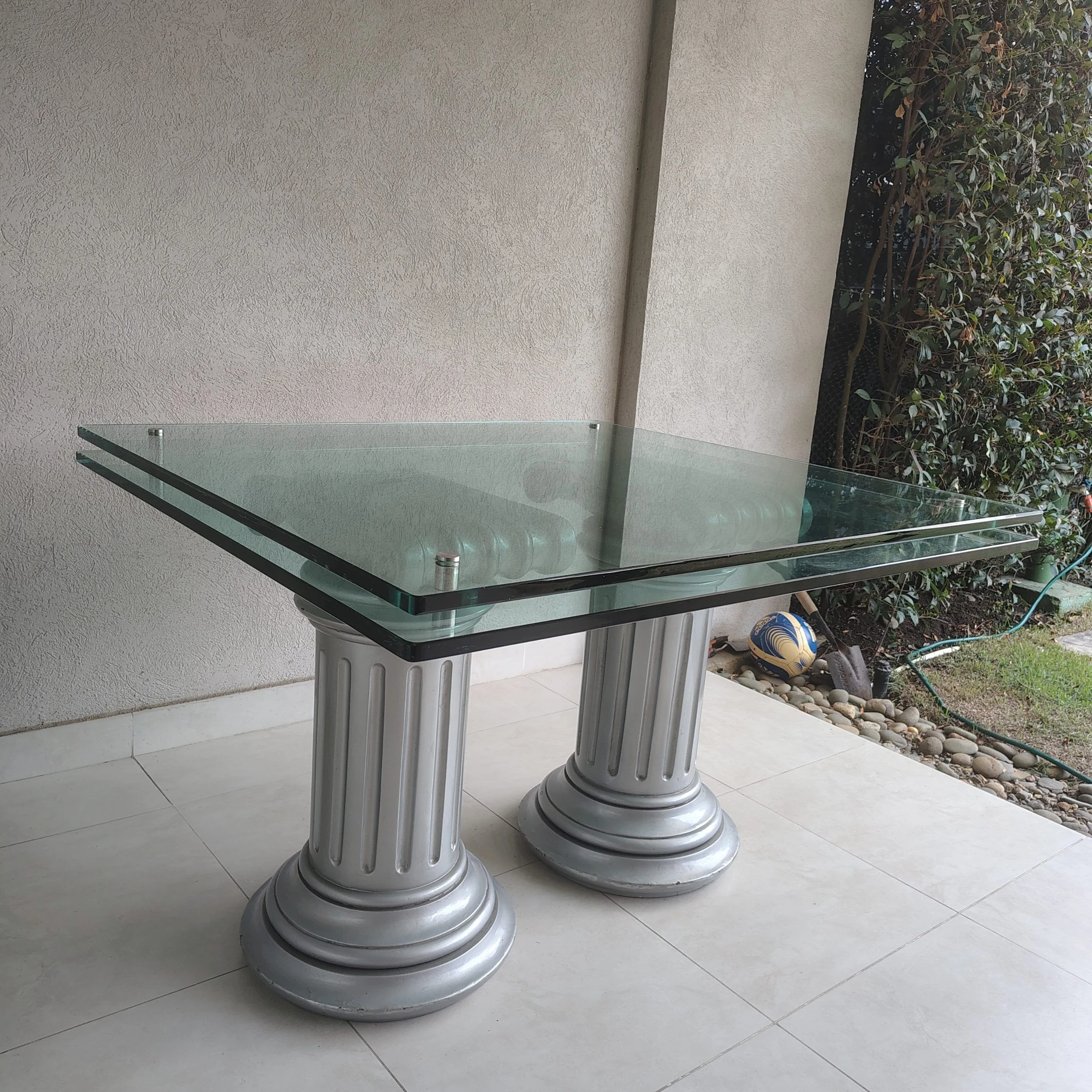 Venta de mesas y sillas en Jamundí, Cali: Mesa de comedor con tapa de vidrio y bases tipo columna en venta — Colombia Move