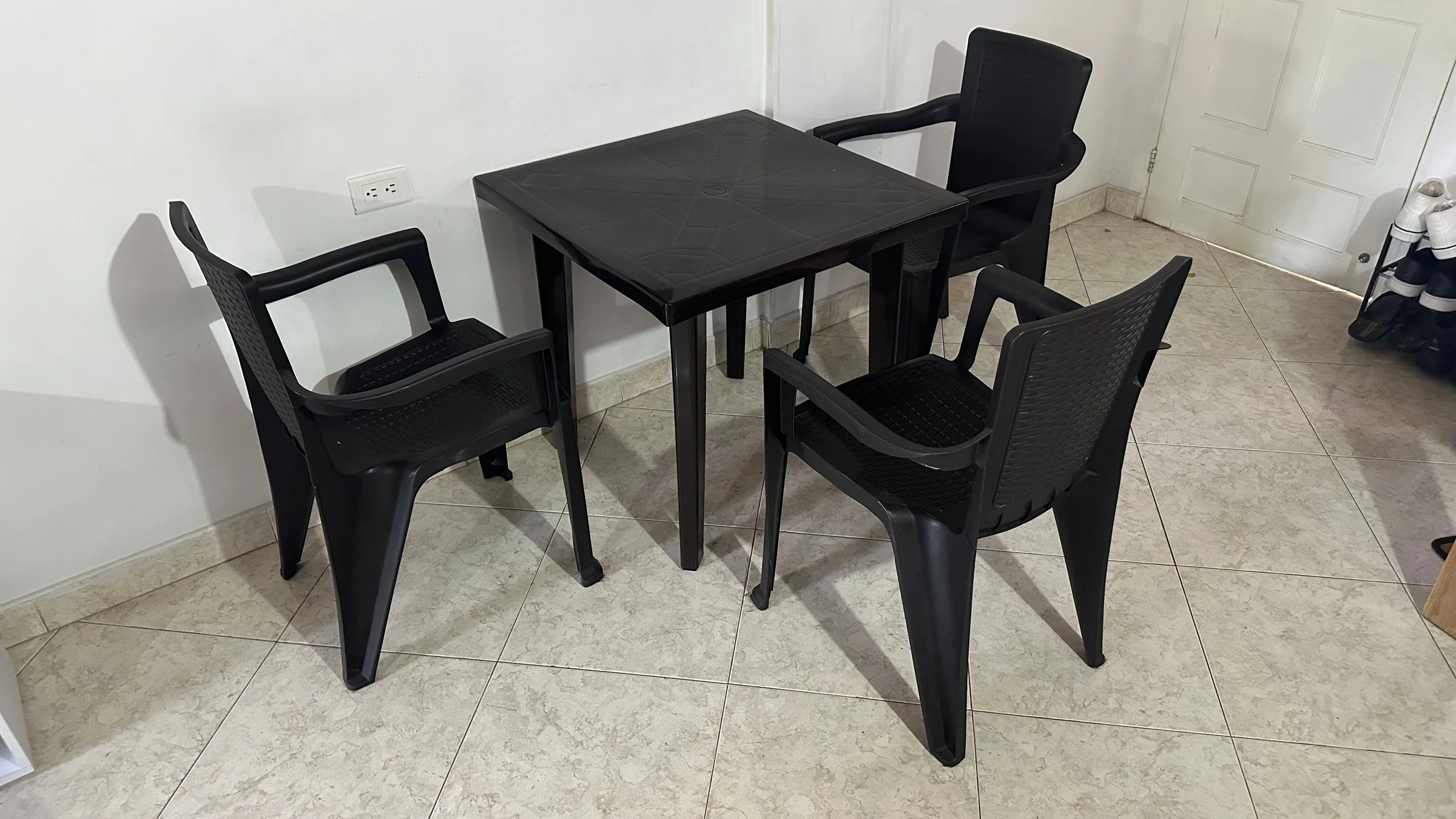 Venta de mesas y sillas en Medellín: Vendo Juego de Mesa Cuadrada y 4 Sillas con Brazos Rimax — Colombia Move
