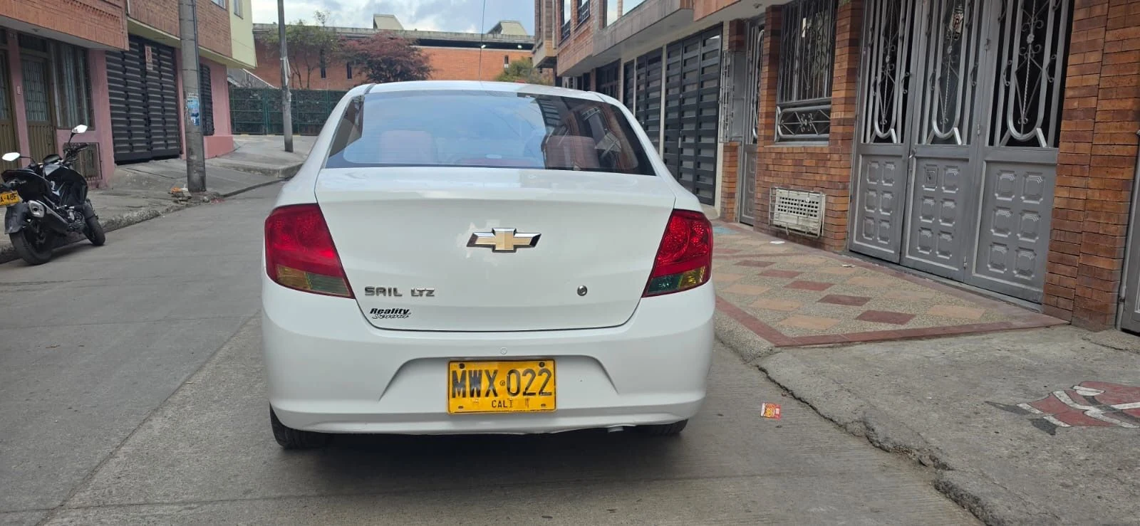 Venta de carros en Bogotá: Chevrolet Sail LTZ 2013 1.4 mecánico blanco 120.000 km gasolina — Colombia Move