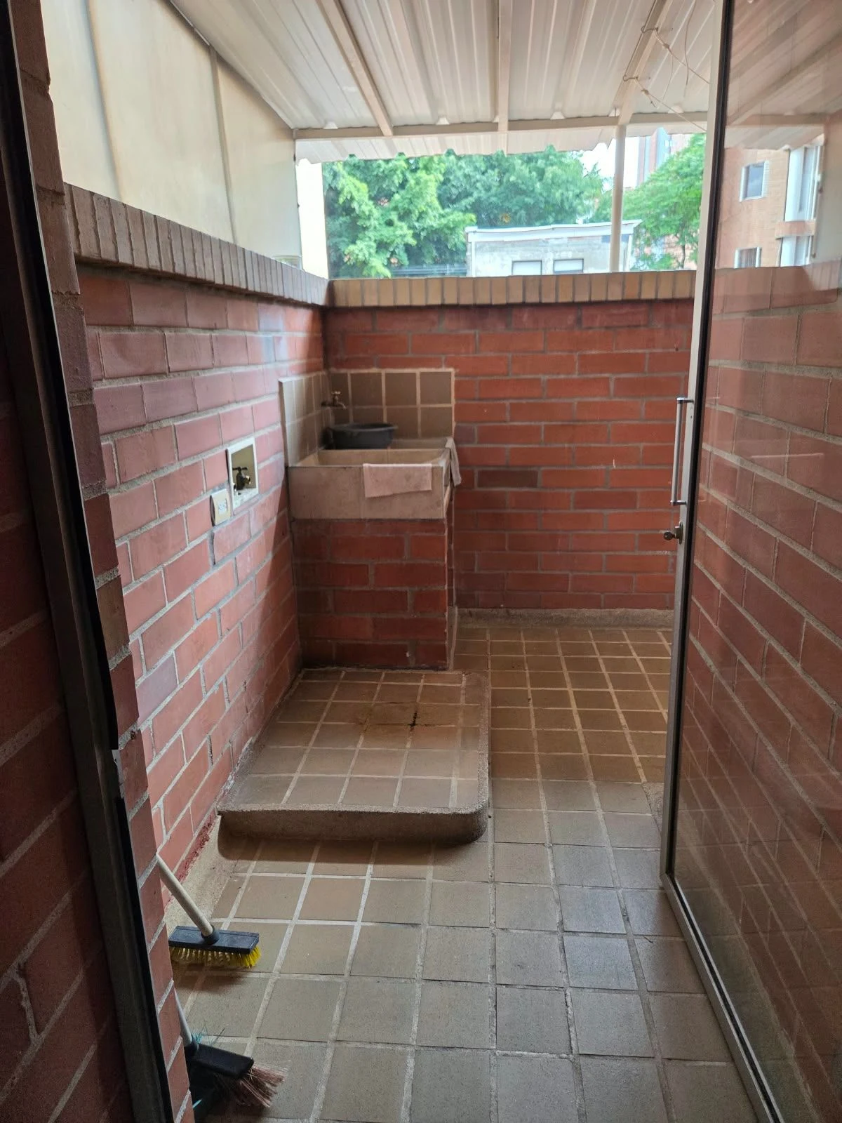 Venta de apartamento en Laureles, Medellín: Apartamento en venta con balcón y zona de ropas — Colombia Move