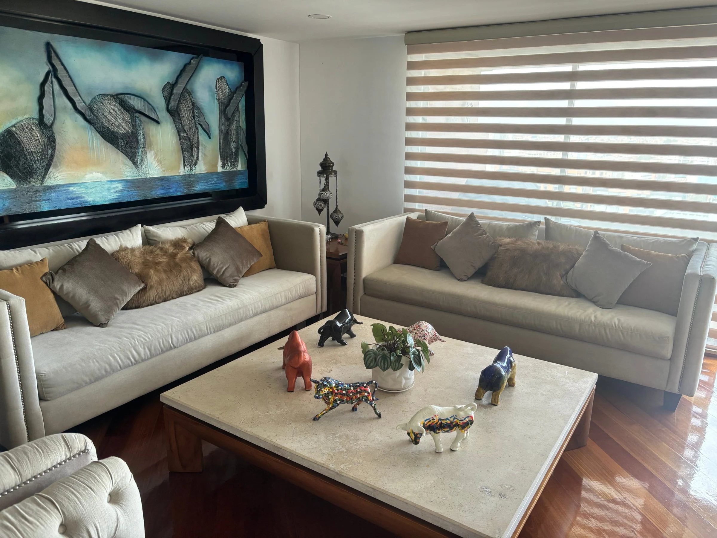 Venta de sofás y salas en Usaquén, Bogotá: Juego de sala con dos sofás beige y cojines decorativos, elegantes y muy hermosos — Colombia Move