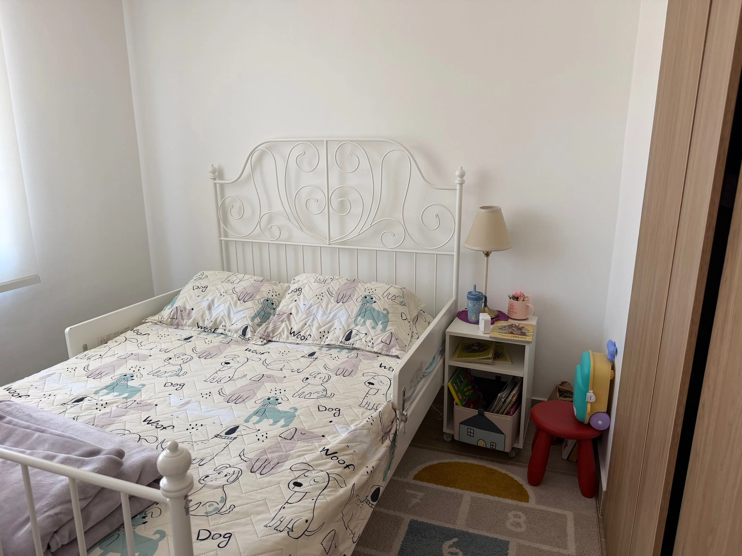 Venta de camas y colchones en Bogotá: Cama metalica blanca con cabecera de diseño — Colombia Move