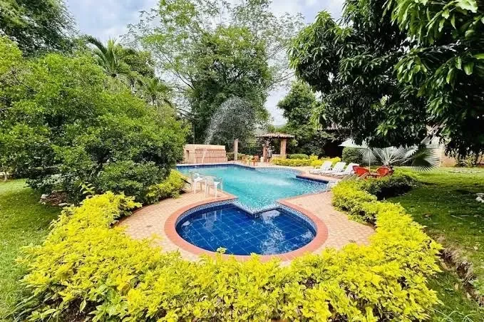 Venta de finca en Santa Fe de Antioquia: Finca con piscina y amplias zonas verdes — Colombia Move