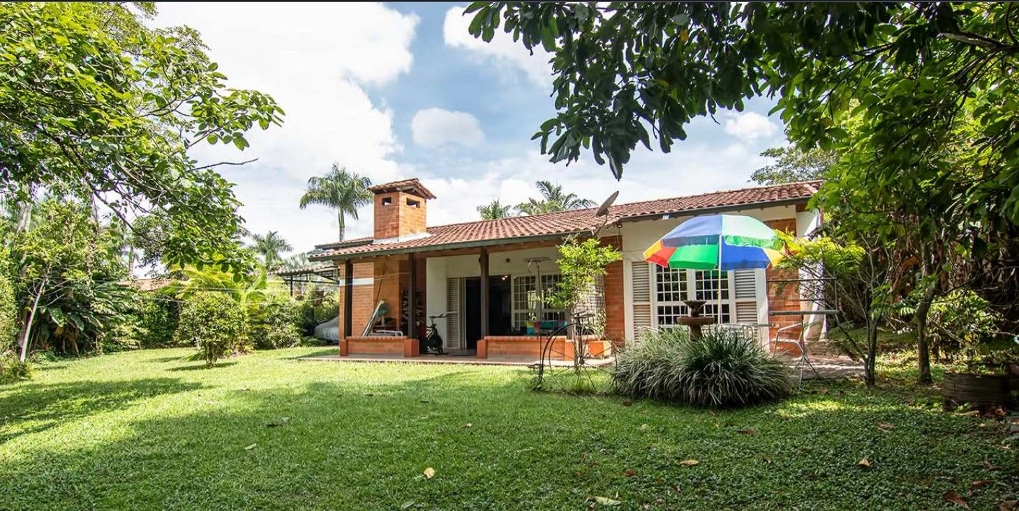Casa de un piso con jardín amplio y sala estar