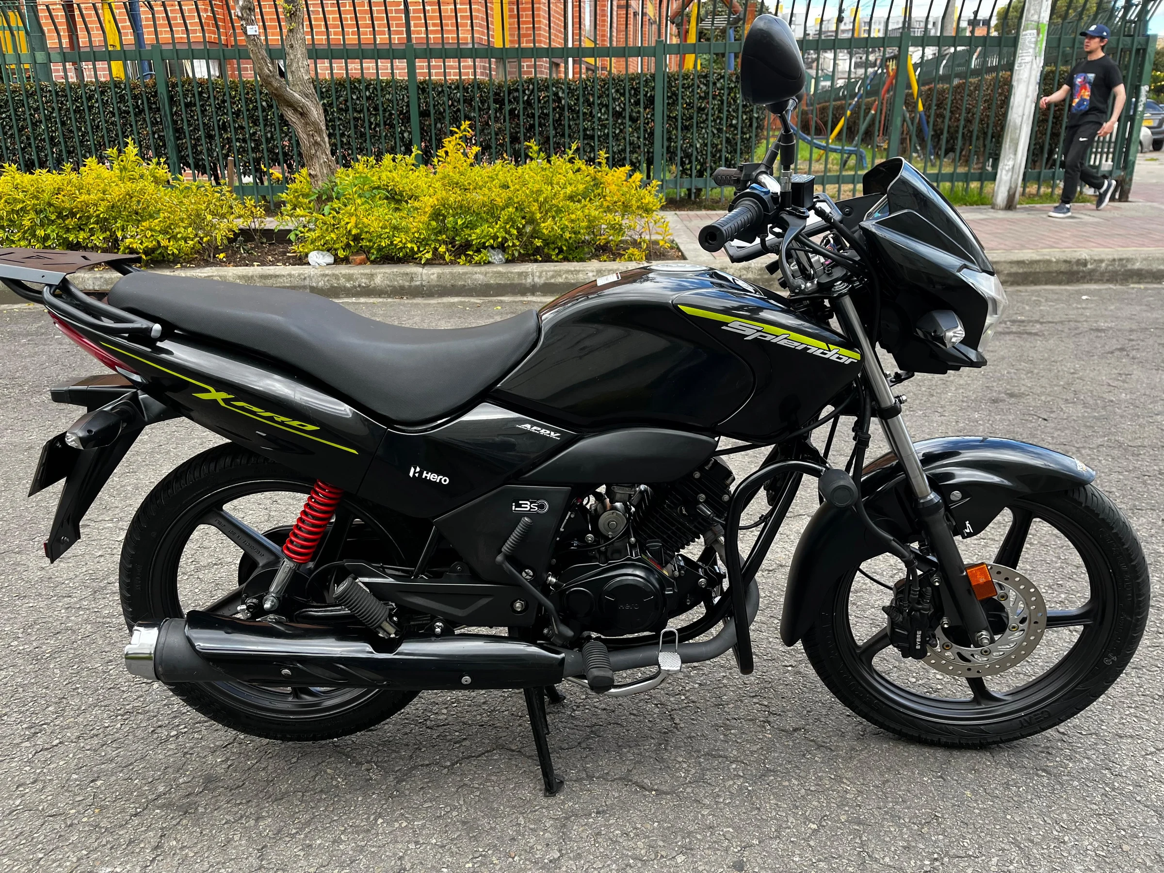 Venta de motos en Bogotá: Moto Hero Splendor , 110 CC Modelo 2024, 23.400 KM — Colombia Move