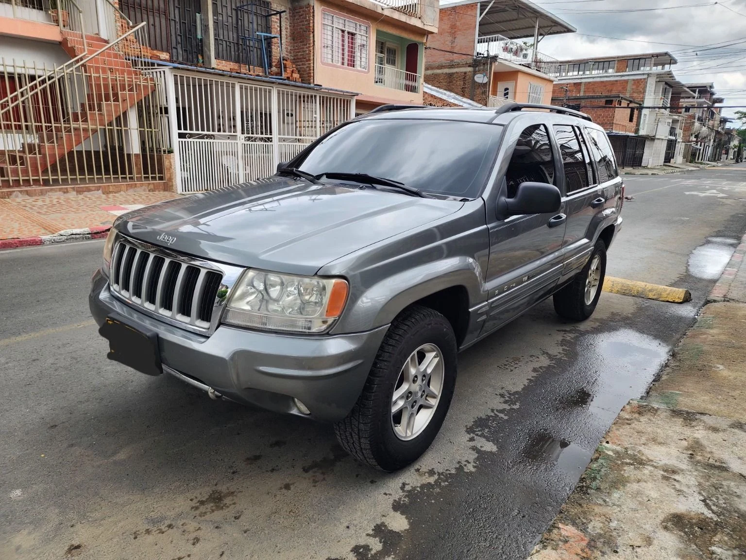 Venta de camionetas y suvs en San Antonio, Cali: Camioneta Jeep gris con rines de aleación — Colombia Move