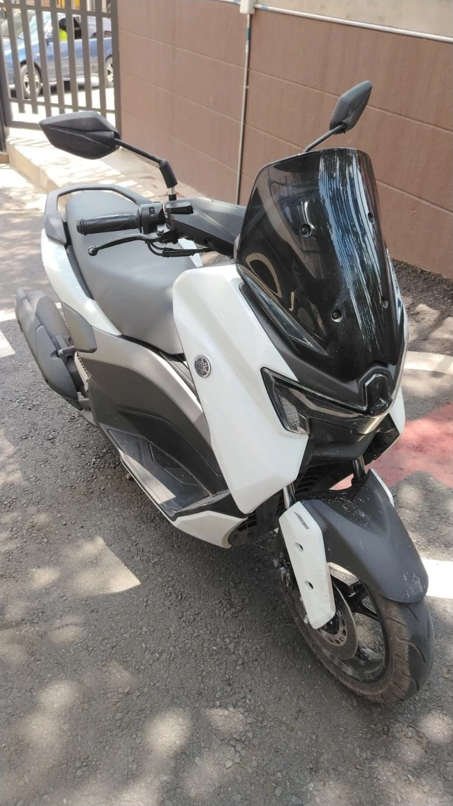 Venta de motos en Itagüí: Moto scooter Yamaha blanca con parabrisas oscuro — Colombia Move
