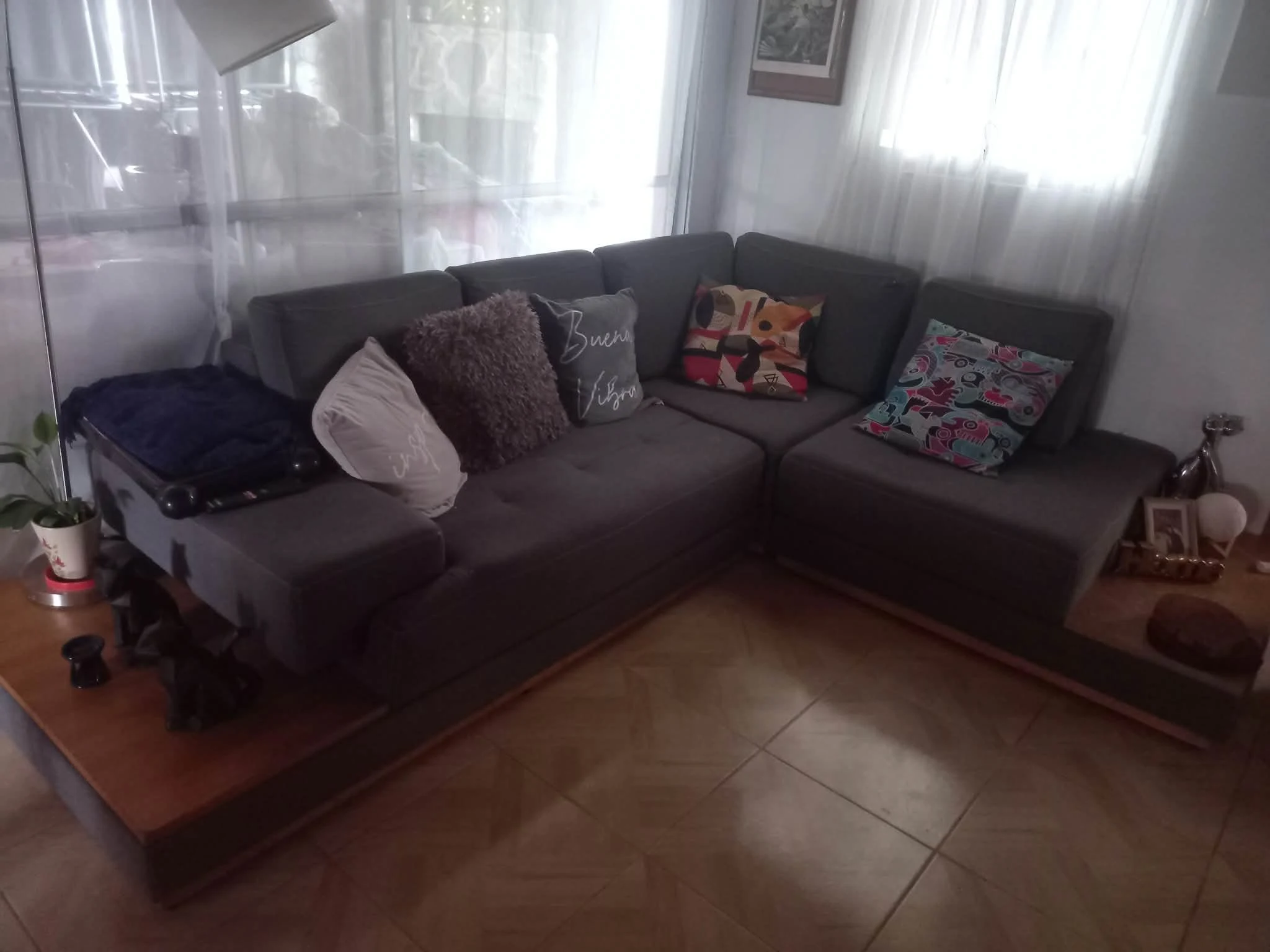 Venta de sofás y salas en El Peñol, Medellín: Sofá Modular en L (3 Piezas) Color Gris Oscuro con Base de Madera — Colombia Move