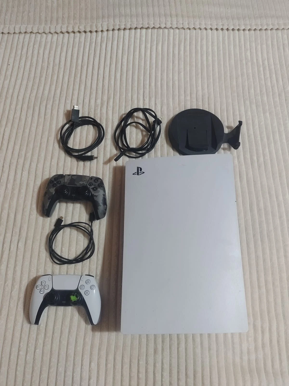 Venta de consolas y videojuegos en Sampues: Consola PlayStation 5 con dos controles y cables — Colombia Move