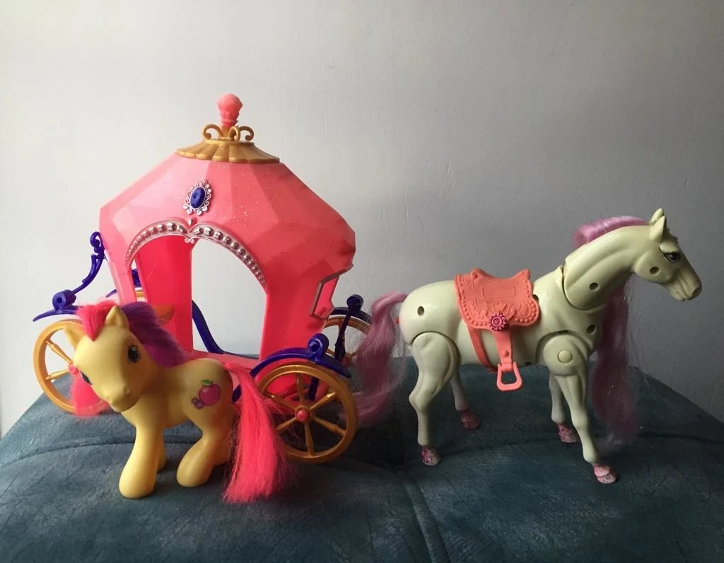 Venta de juguetes y estimulación en Usaquén, Bogotá: Carruaje de princesa de juguete con caballos — Colombia Move