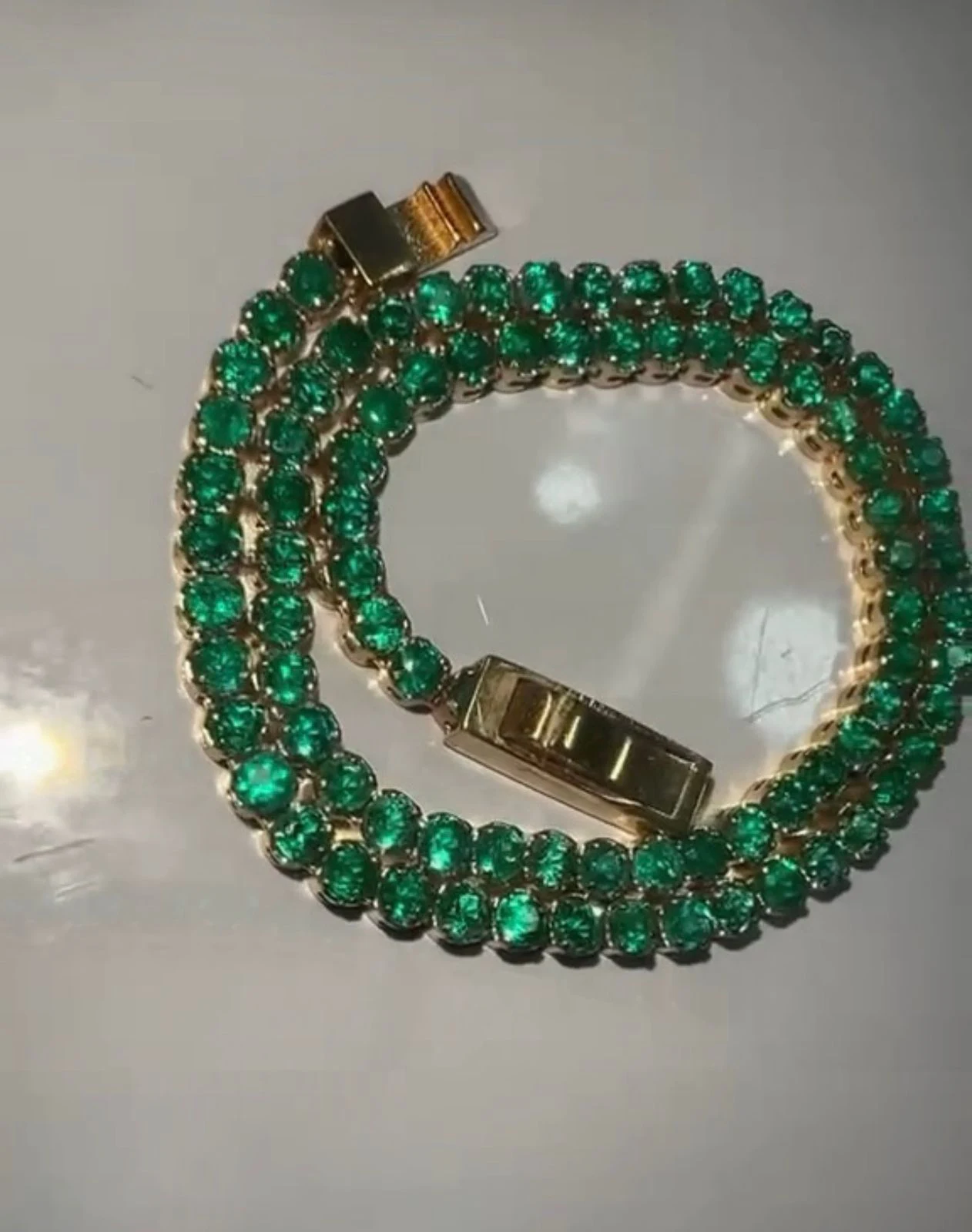 Venta de accesorios y joyería en La Candelaria, Bogotá: Oferta pulsera tenis oro 18k y esmeraldas — Colombia Move
