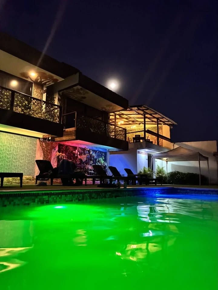 Venta de local comercial / hotel en El Poblado, Medellín: GANGA VENTA HOTEL | Medellín | 6 Cabañas + Piscina termal + BAR + RESTAURANTE — Colombia Move