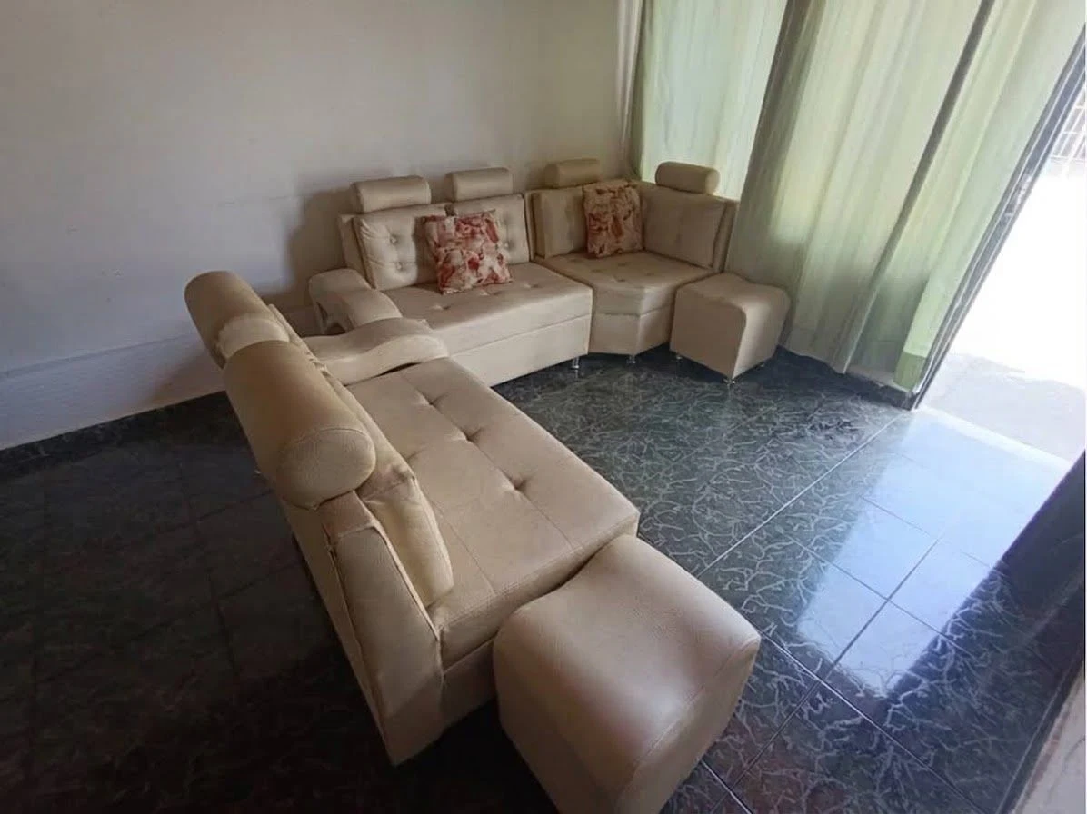 Venta de sofás y salas en Bogotá: Sala modular de cuero sintetico beige con cojines — Colombia Move