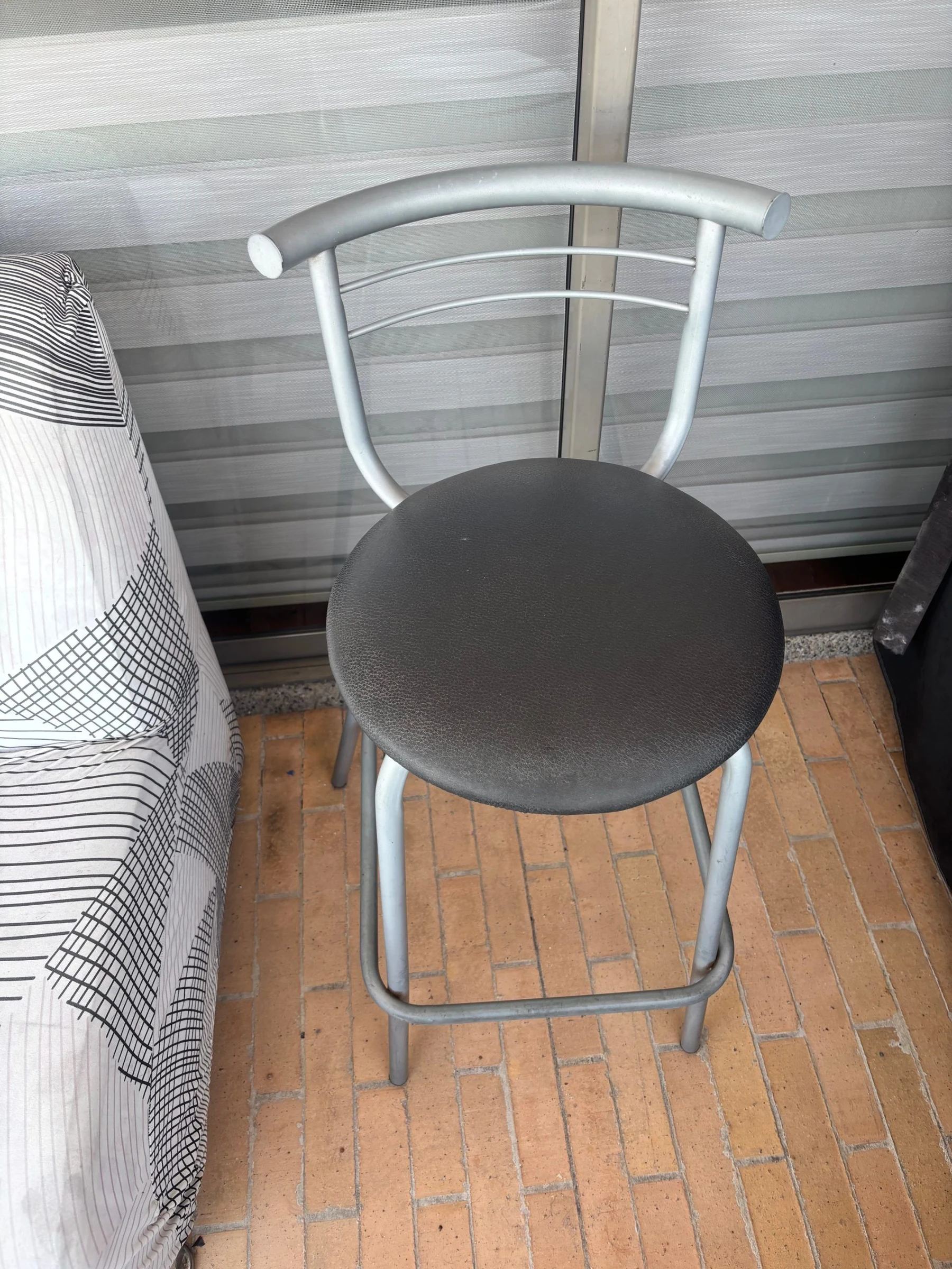 Venta de mesas y sillas en Usaquén, Bogotá: Par de sillas altas tipo butaco, estructura metálica gris y asiento negro — Colombia Move