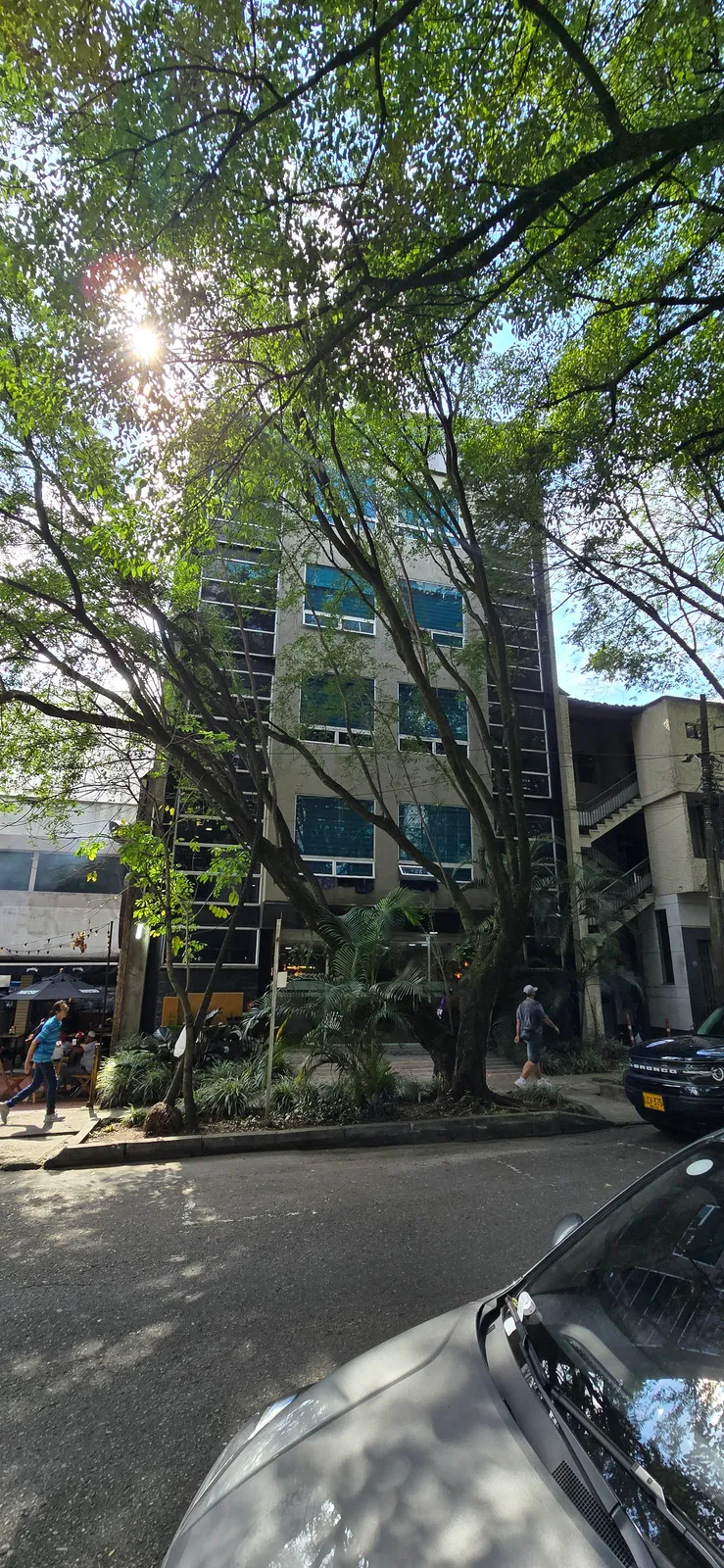 Propiedad lista para hotel a 1 cuadra de Parque Lleras. ~800 m², 18–22 habitaciones. Zona de alta demanda con fuerte potencial de ingresos.
