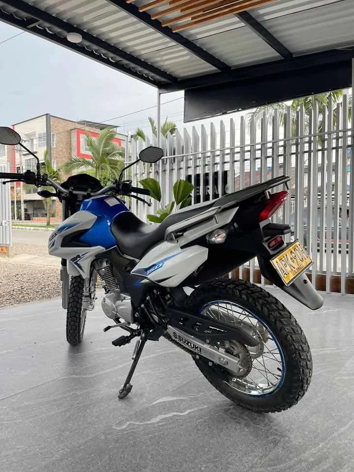Venta de motos en Itagüí: Suzuki DR 150 modelo 2024 con tarjeta de propiedad y traspaso abierto — Colombia Move