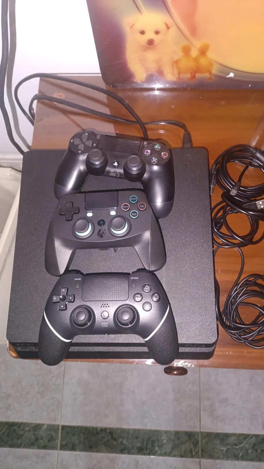 Venta de consolas y videojuegos en San Vicente del Caguán: PS4 Slim 1 TB: 3 mandos, 1 juego físico y juegos digitales — Colombia Move