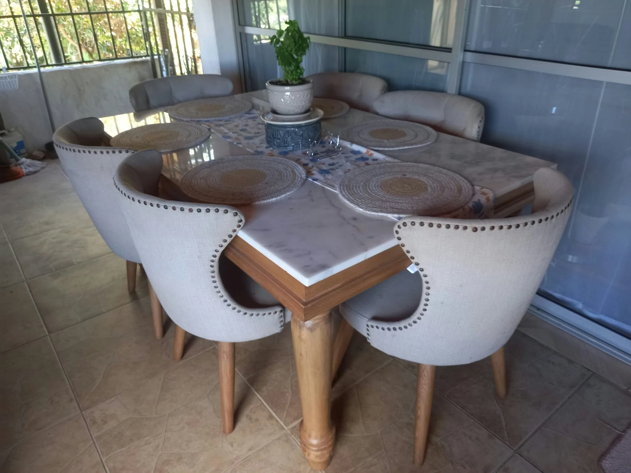 Venta de mesas y sillas en El Peñol, Medellín: Juego de Comedor de 6 Puestos en Mármol Macizo y Madera con Sillas Tapizadas — Colombia Move