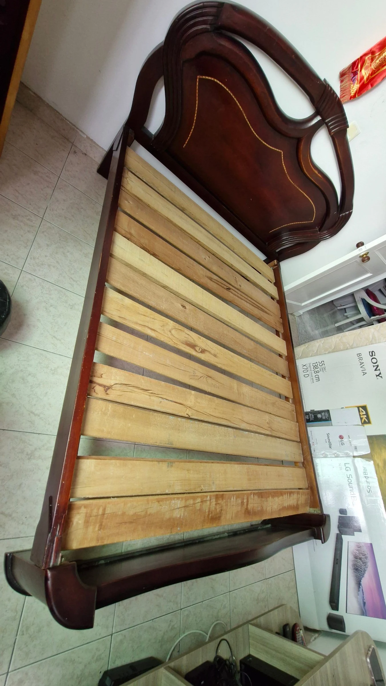 Venta de camas y colchones en Bogotá: Cama de madera doble (140x1901)con cabecero tallado y tablas de soporte — Colombia Move