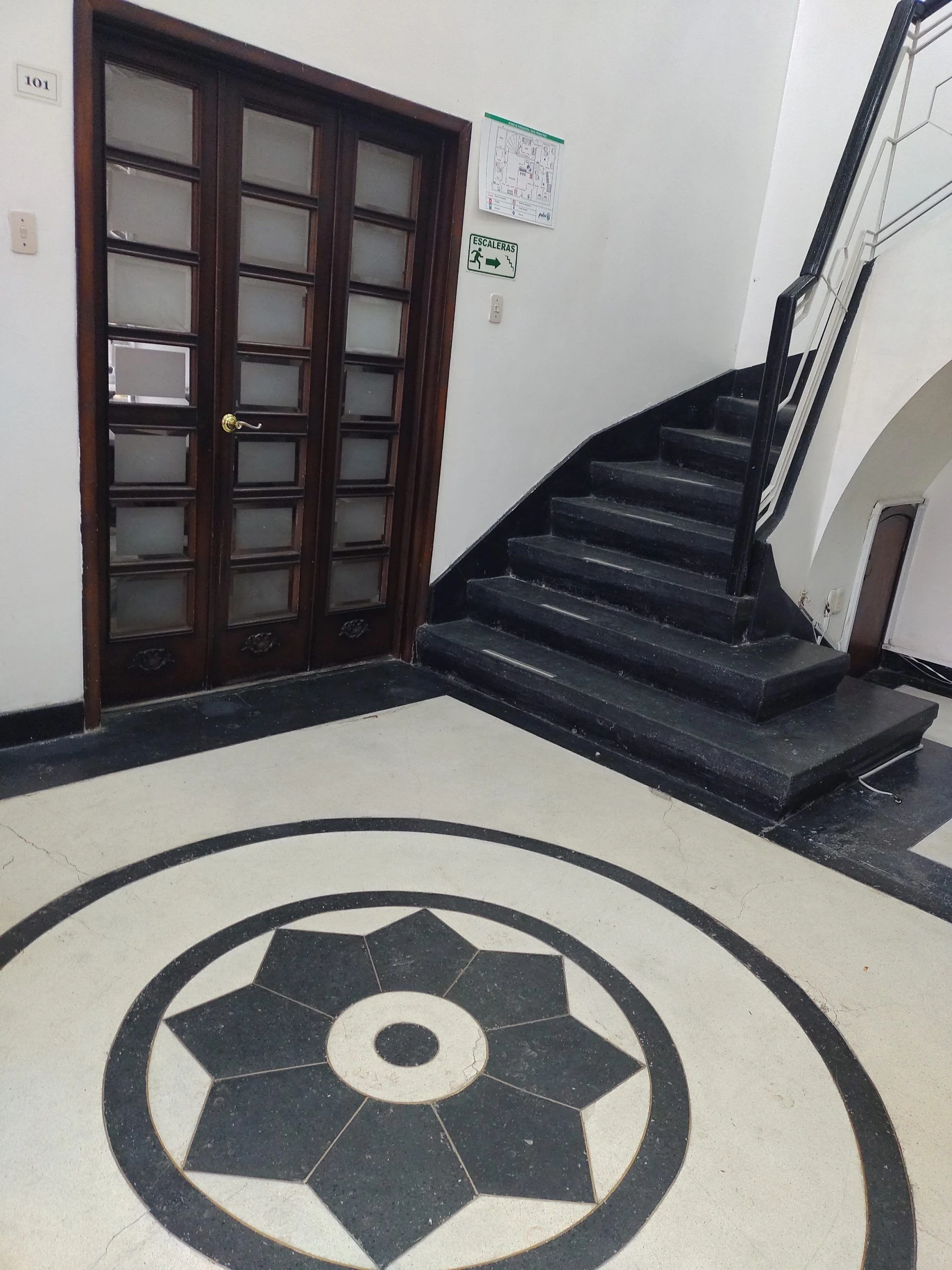 Oficina en arriendo con piso de parquet y mobiliario