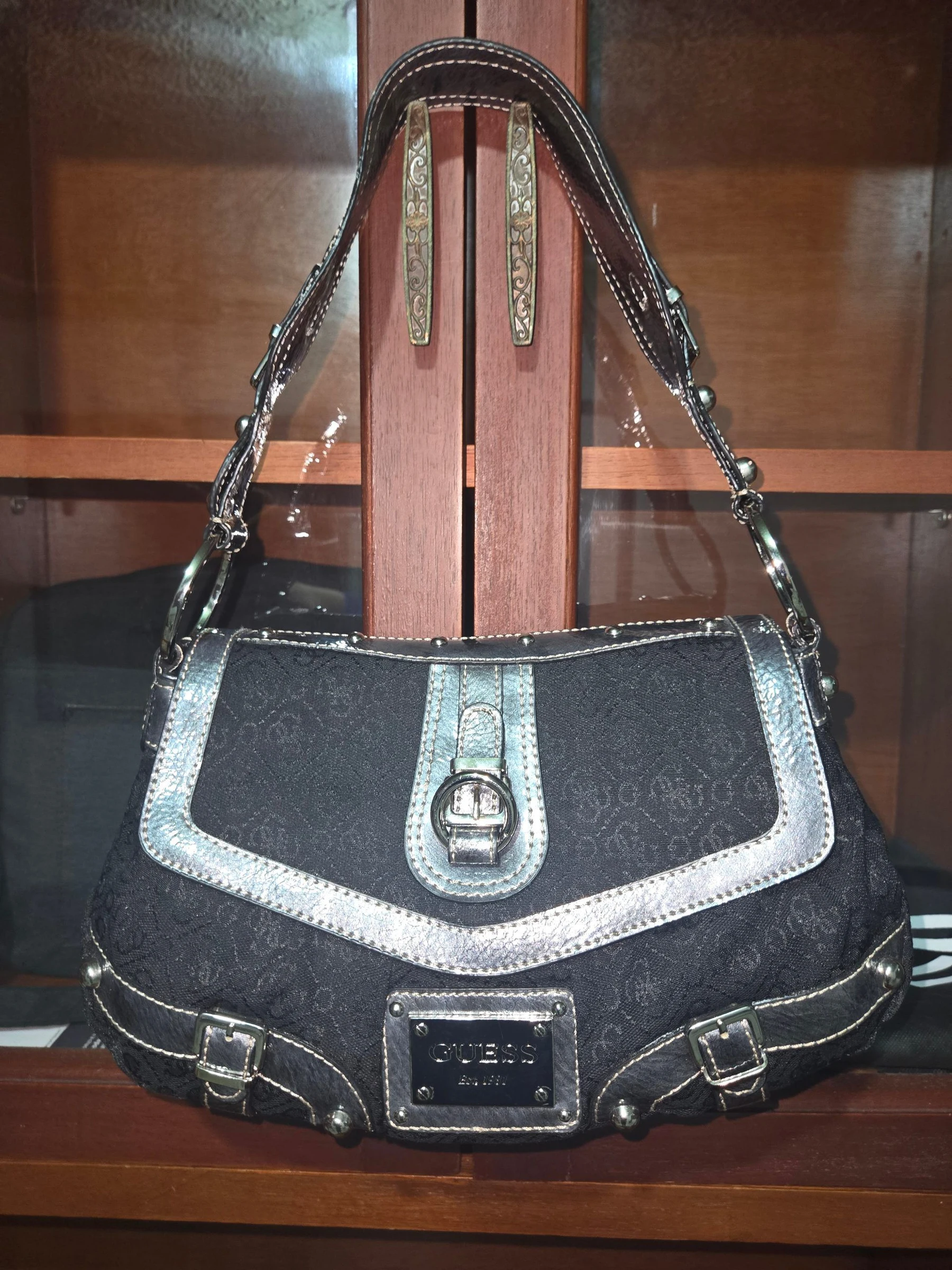 Venta de accesorios y joyería en Palmira: Bolso de mano Guess negro y plateado — Colombia Move