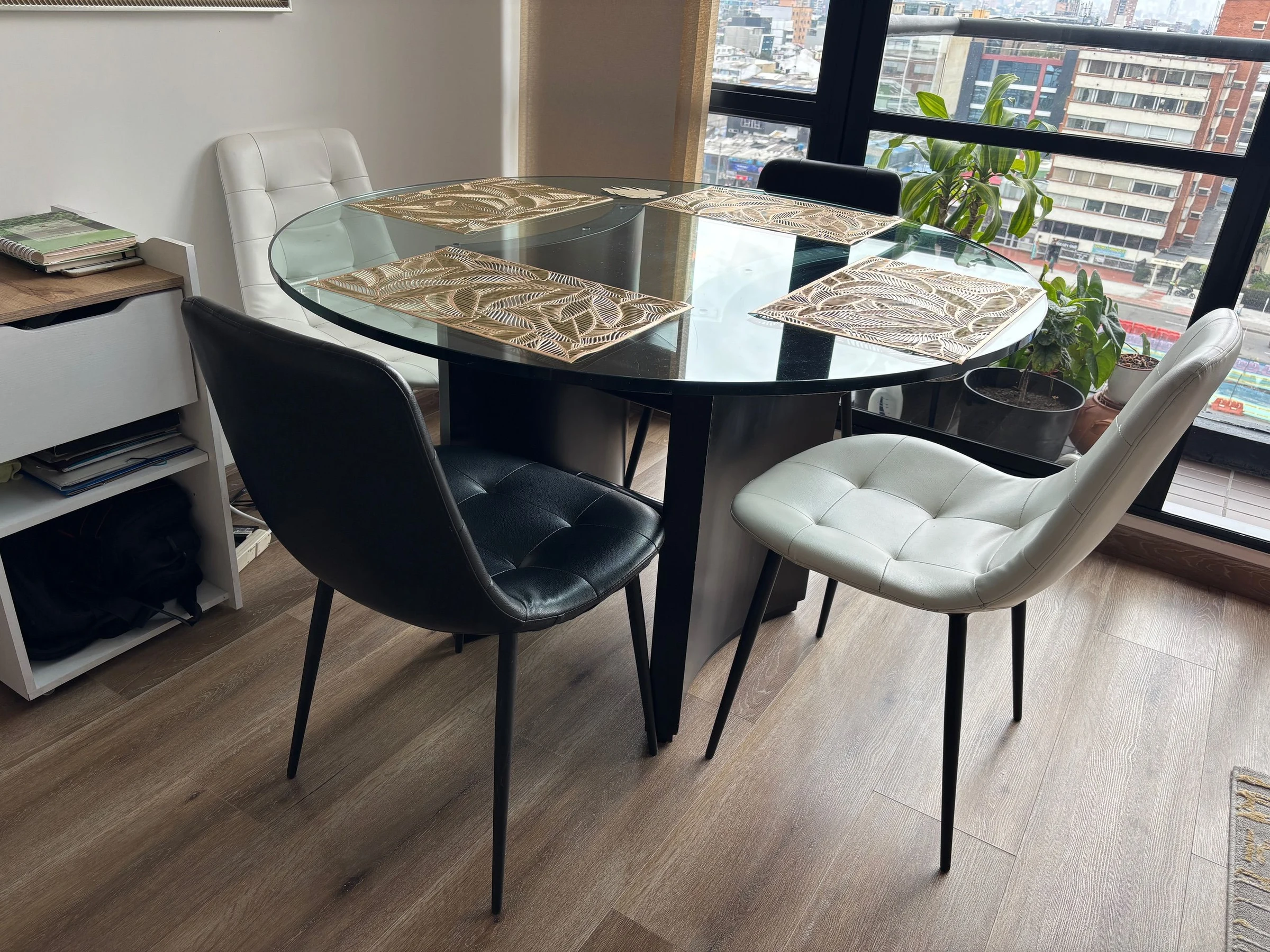 Venta de mesas y sillas en Bogotá: Comedor de vidrio redondo con cuatro sillas en venta — Colombia Move