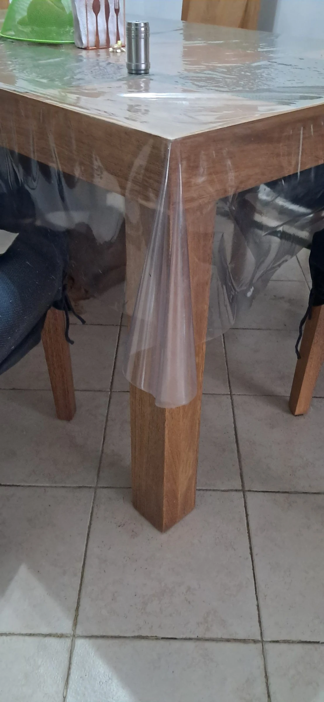 Venta de mesas y sillas en Bogotá: Comedor de madera con mesa cuadrada y sillas en venta — Colombia Move