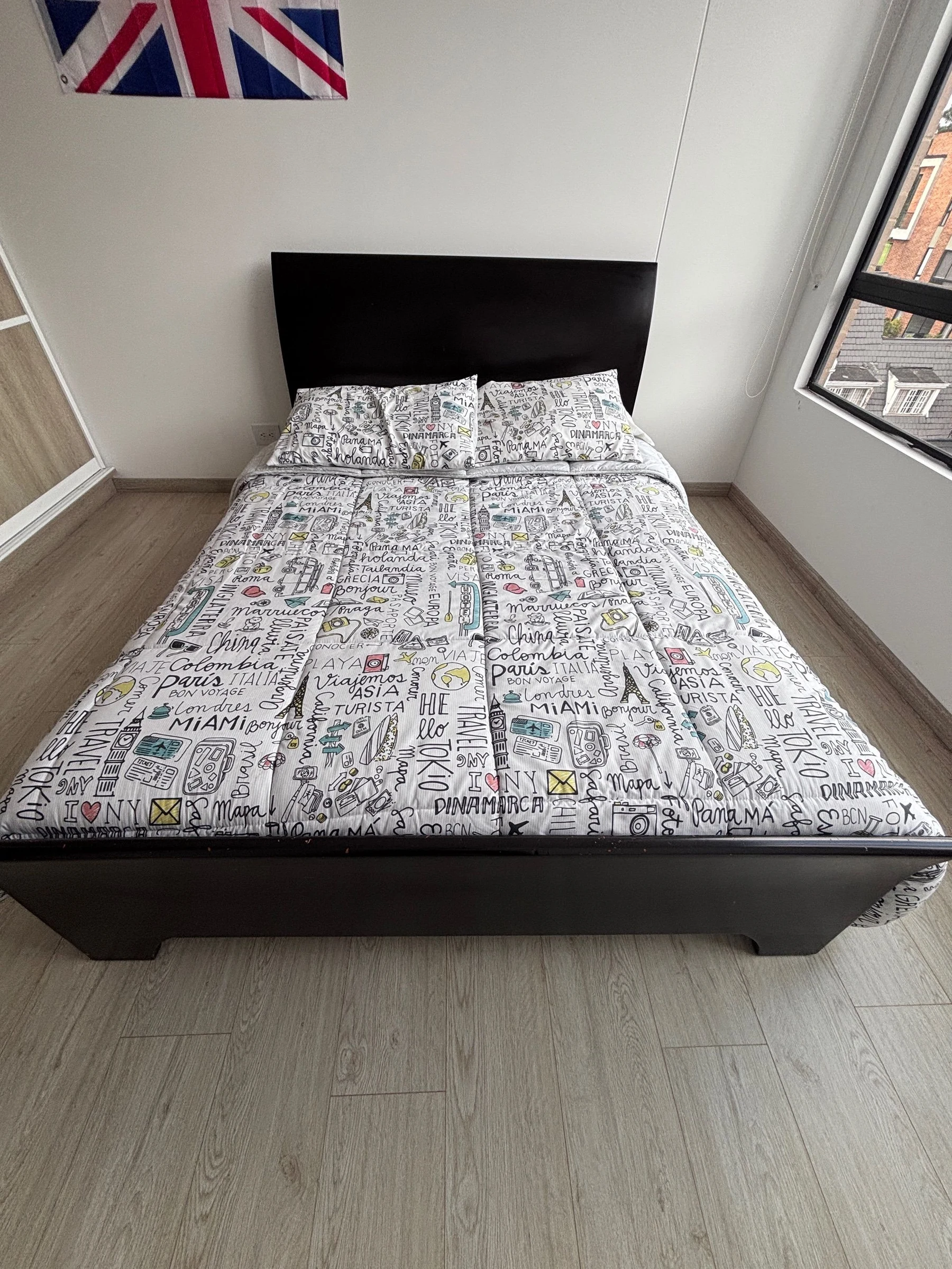 Venta de camas y colchones en Usaquén, Bogotá: Cama doble de madera con colchón y 2 mesas de noche (acabado wengué oscuro) — Colombia Move
