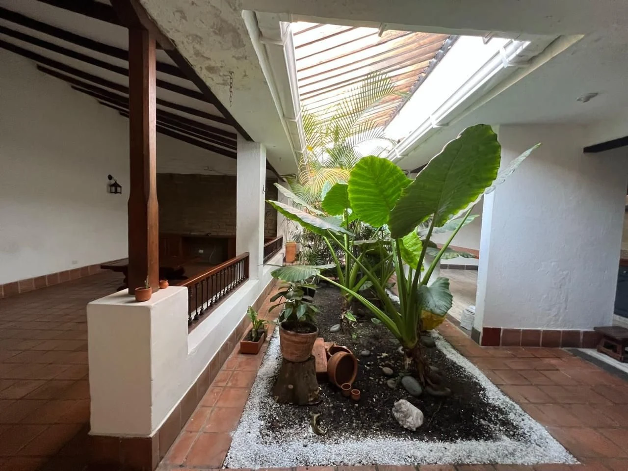 Casa con jardin interno y patio central