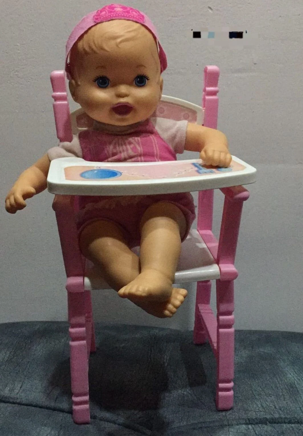 Venta de juguetes y estimulación en Bogotá: Muñeca de juguete con silla alta para comer — Colombia Move