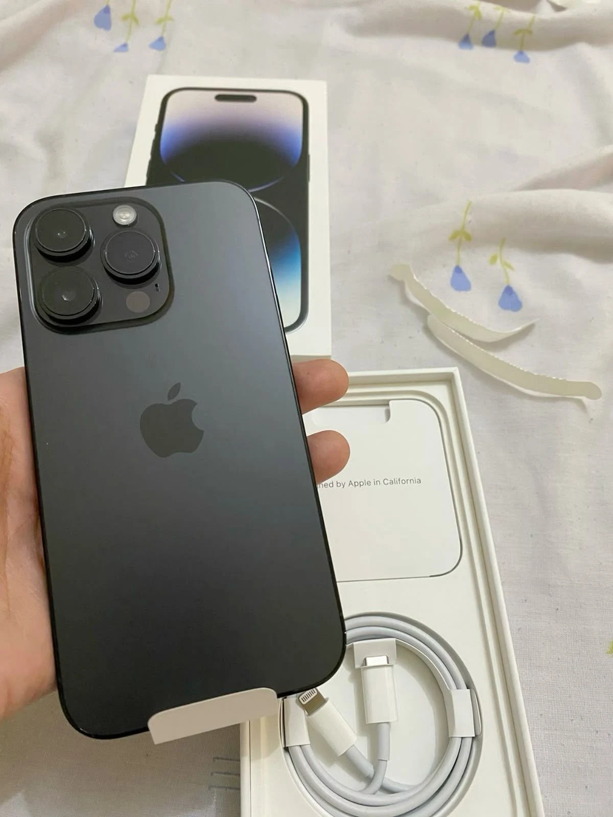 Venta de celulares y tablets en Medellín: iPhone Apple negro con triple cámara, caja y cable — Colombia Move