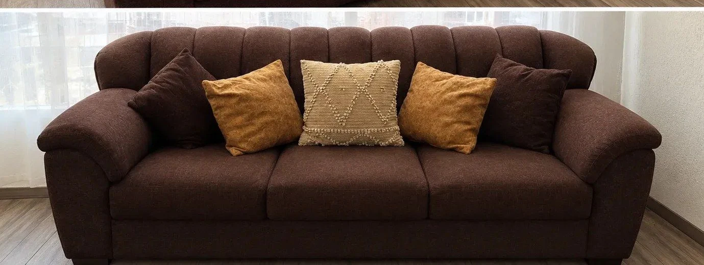 Venta de sofás y salas en Bogotá: Sofá de 3 puestos en tela café con cojines decorativos — Colombia Move