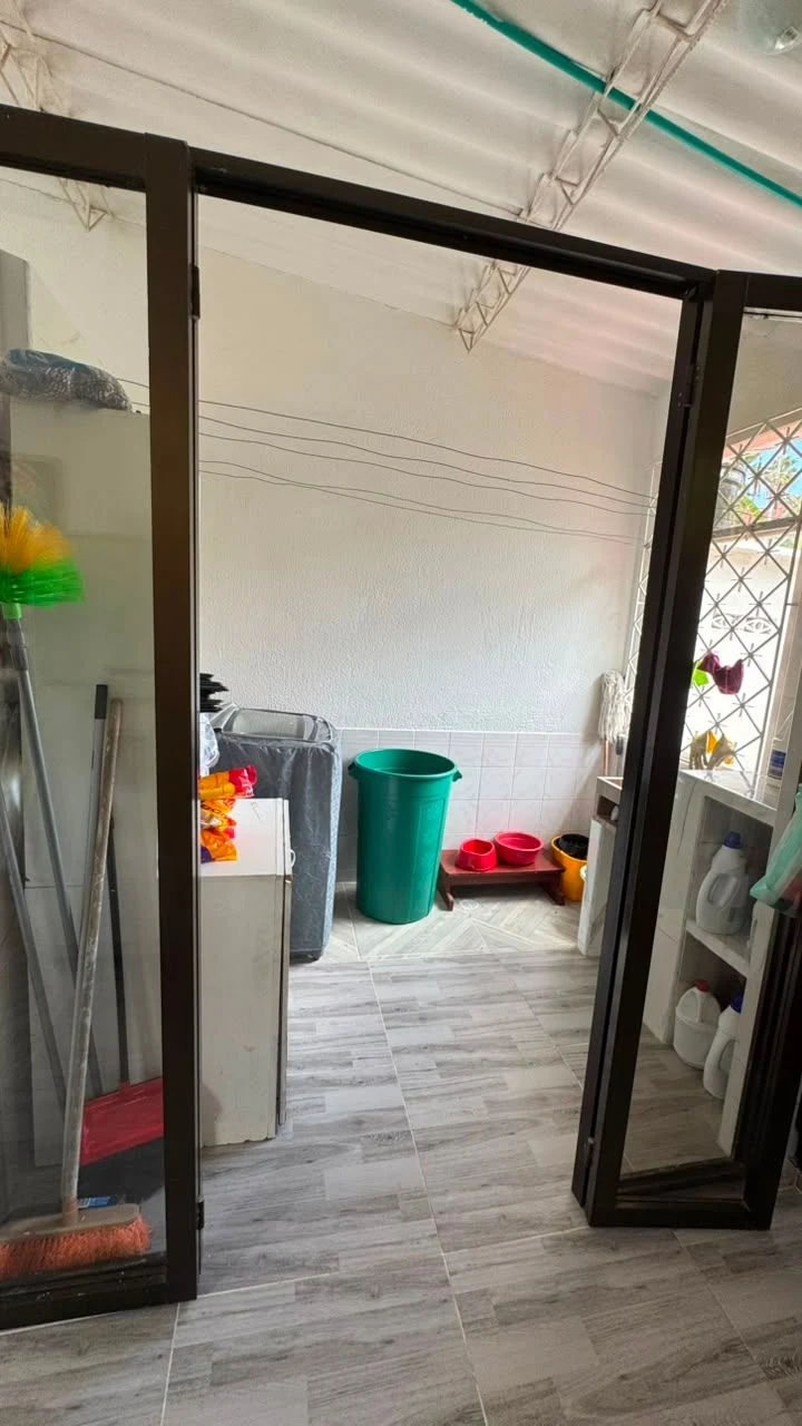 Venta de casa campestre en Melgar: Ej: Casa campestre en La Ceja con piscina y jardín grande — Colombia Move